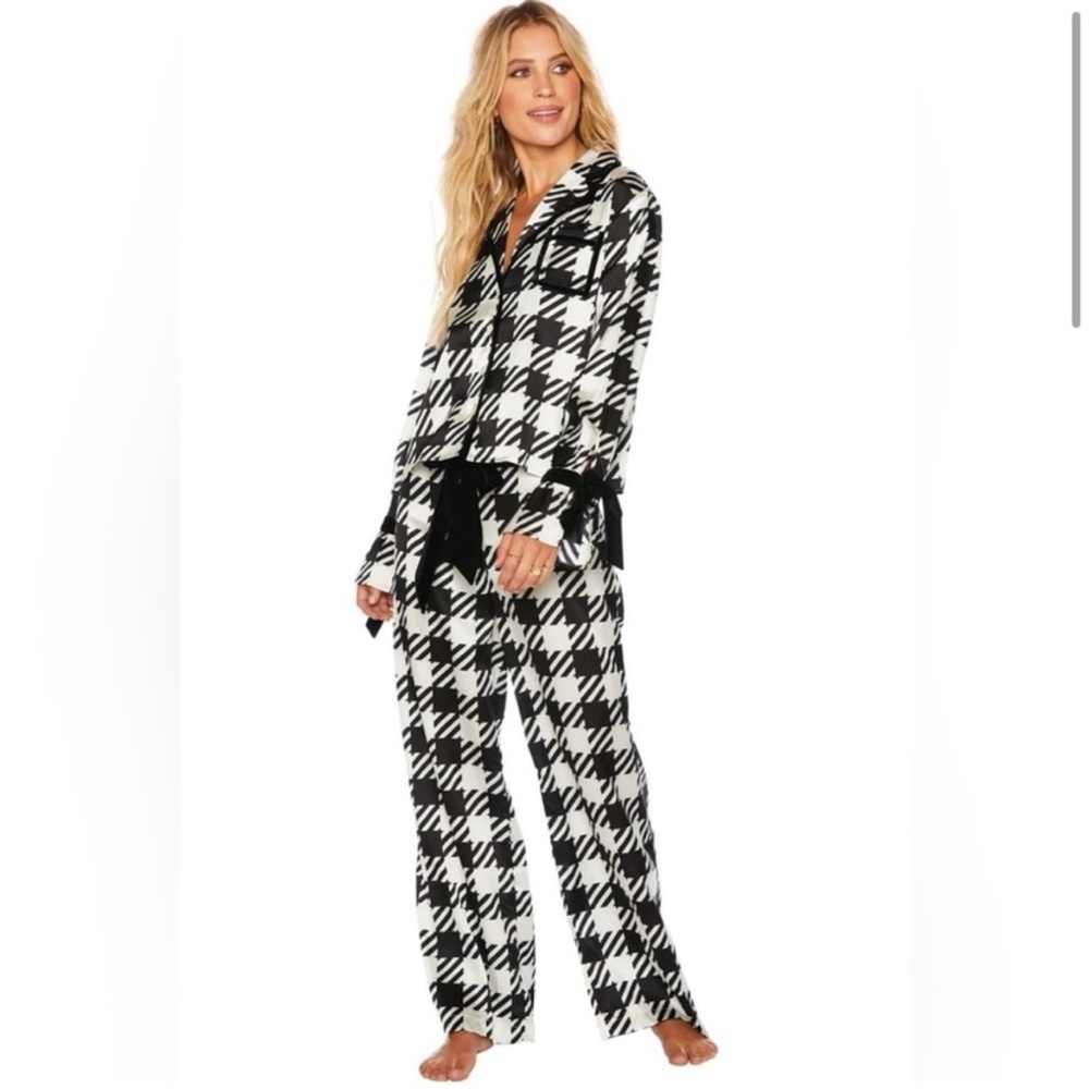 Beach Riot Black and White Pajama Set with Collared Neckline - Picture 4 of 5